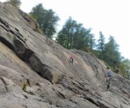 L'arrampicatore in rosso è sulla via 