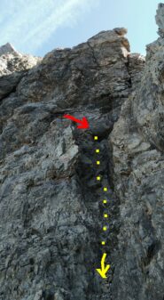 Da sotto, il terrazzino di arrivo della doppia da 30 metri ed il facile canalino sottostante.