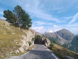 Ultimo km, la strada scavata nella roccia.