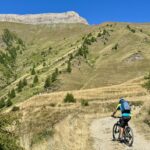 Salendo al colle della Battagliola con il Monte Pietralunga sullo sfondo