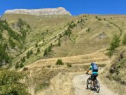 Salendo al colle della Battagliola con il Monte Pietralunga sullo sfondo