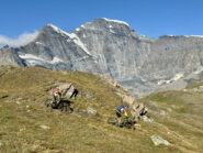 Discesa dal colle con sfondo Gran Combin