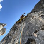 Partenza 2o tiro, forse l'unico punto un po' expo, proteggibile con friend, 5m al primo chiodo cementato