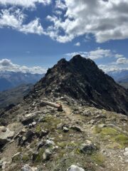 In discesa vista sulla cima e della cresta percorsa