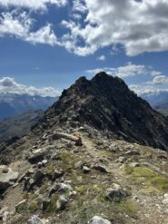 In discesa vista sulla cima e della cresta percorsa