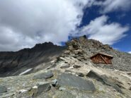 Bivacco con dietro il torrione da aggirare e la vetta in vista!