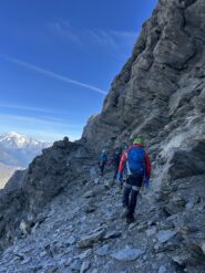 Sulla cengia, ometti ben visibili