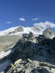 In vista del rifugio, sulla collinetta a sinistra le piazzole bivacco