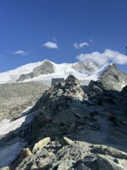In vista del rifugio, sulla collinetta a sinistra le piazzole bivacco