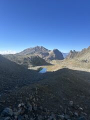 Il laghetto visto dalla fine della morena, dove inizia la pietraia