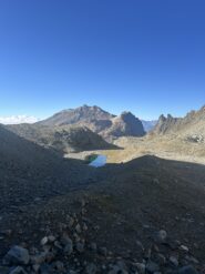 Il laghetto visto dalla fine della morena, dove inizia la pietraia