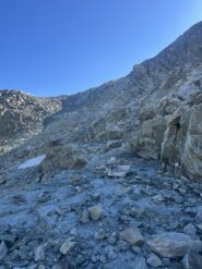 Prima pietraia da risalire, in alto si vede l'uscita logica