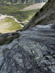 L11 prima della sosta. Da qui uscire per via Idroelettrica- 2 m a destra e poi sale sulla cresta a sinistra - si vedono gli spit