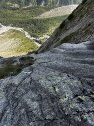 L11 prima della sosta. Da qui uscire per via Idroelettrica- 2 m a destra e poi sale sulla cresta a sinistra - si vedono gli spit