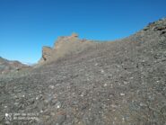 passati i roccioni si arriva al pianoro sotto vetta con la roccia sporgente di fronte