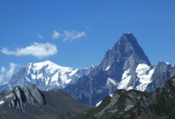 Bianco e Gr. Jorasses sempre in primo piano