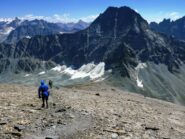 Discesa con vento freddo e vista sul Gelè