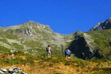 Dopo il bosco, il sentiero sale diretto al colle est di Barasson