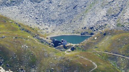 zoom sul  rifugio e lago verde