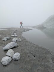 Passaggio ai bordi del lago che si è creato dove, fino a non molti anni fa, c'erano le ultime propaggini del ghiacciaio del Mandrone