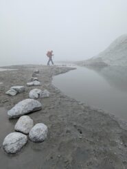 Passaggio ai bordi del lago che si è creato dove, fino a non molti anni fa, c'erano le ultime propaggini del ghiacciaio del Mandrone