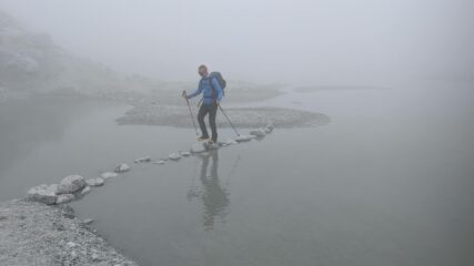 Passaggio ai bordi del lago che si è creato dove, fino a non molti anni fa, c'erano le ultime propaggini del ghiacciaio del Mandrone