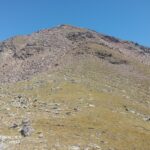 il crinale da risalire visto dal colle sopra il laghetto