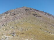 il crinale da risalire visto dal colle sopra il laghetto