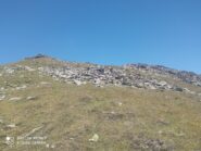 risalito il tratto più ripido appare la croce e più dietro, sulla destra, la quota 2948