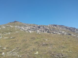 risalito il tratto più ripido appare la croce e più dietro, sulla destra, la quota 2948