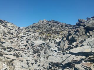 breve conca pietrosa verso la quota 2948 