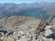 la croce a due bracci a fine cresta sulla sx vista da quota 2948 