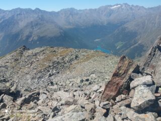 la croce a due bracci a fine cresta sulla sx vista da quota 2948 
