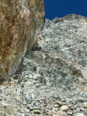 canale di roccia attrezzato che conduce all'attacco della cresta