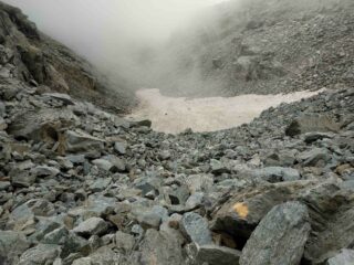 Nevaio residuo e tipo di terreno con cui bisogna fare i conti per gran parte della gita.
