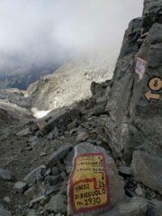 Al passo. Dal nevaio al passo il tratto più instabile della gita.