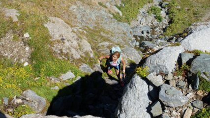 Risalendo il torrente poco prima del colle.