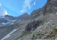 Il percorso di avvicinamento dal rifugio verso il Col des Essettes e più in su la cresta da percorrere