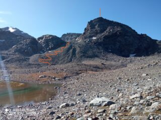 arrivato ai laghi: più o meno la risalita della prima pietraia (gli ometti guidano) e la cima.