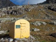 dietro il bivacco il dosso erbo-roccioso da risalire