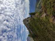 vista dell'ultimo tratto prima della cima, e della croce in legno