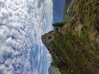 vista dell'ultimo tratto prima della cima, e della croce in legno