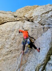 Mettendo il primo spit di partenza della via