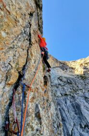 Partenza del terzo tiro dalla sosta precaria di L2
