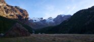 Testata del Pian di Verra inferiore alle 8...si vede la Rocca di Verra a SX, lambita dal sole