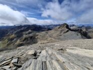 Dalla punta vista del ripido pendio finale, a dx il Mongioia ed in centro lago Mongioia e Bivacco Boerio
