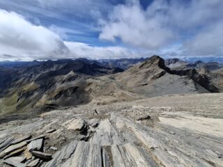 Dalla punta vista del ripido pendio finale, a dx il Mongioia ed in centro lago Mongioia e Bivacco Boerio