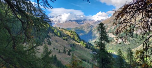 La in basso l'Alpenzù, dietro le nuvole la piramide Vincent