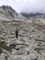 Sulla pietraia che bisogna passare con prudenza.