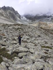 Sulla pietraia che bisogna passare con prudenza.